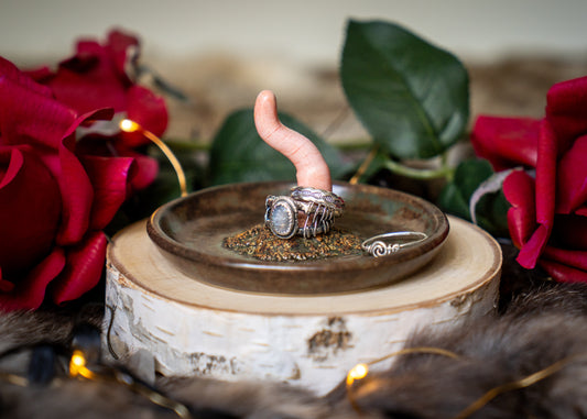 Small Wiggly Worm Ring Holder
